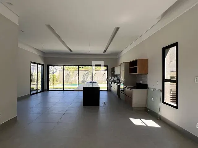 Casa com 380m² 3 quartos e 4 banheiros, à venda, no bairro Condomínio Residencial e Comercial Fazenda Santa Petronilla em Bragança Paulista