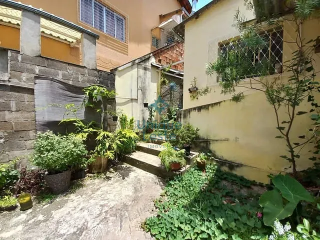 Casa com 300m² 2 quartos e 1 banheiro, à venda, no bairro Sagrada Família em Belo Horizonte