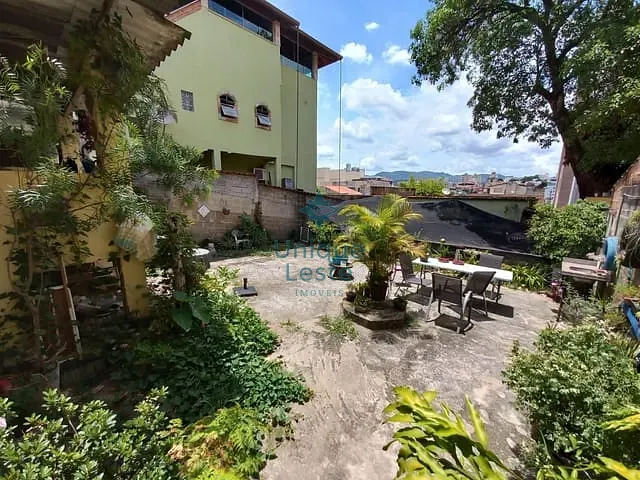 Casa com 300m² 2 quartos e 1 banheiro, à venda, no bairro Sagrada Família em Belo Horizonte