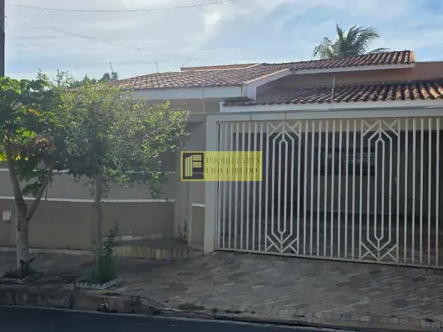 Casa 3 quartos e 2 banheiros, à venda, no bairro Parque das Aroeiras em São José do Rio Preto