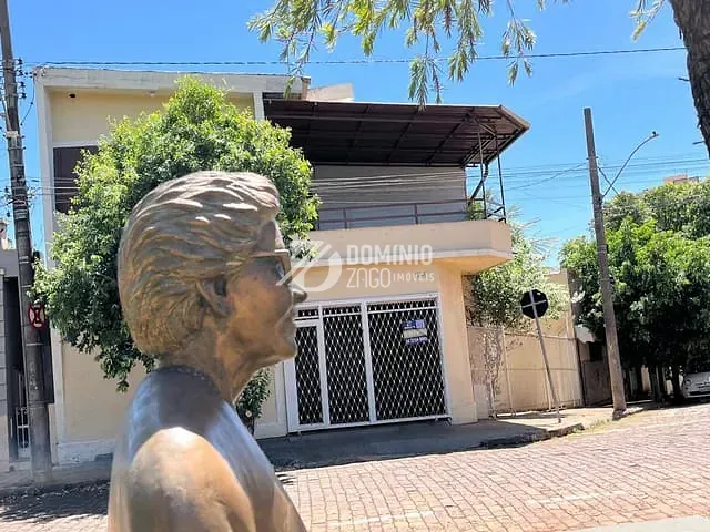 Casa com 236m² 7 quartos e 5 banheiros, à venda, no bairro Mercês em Uberaba