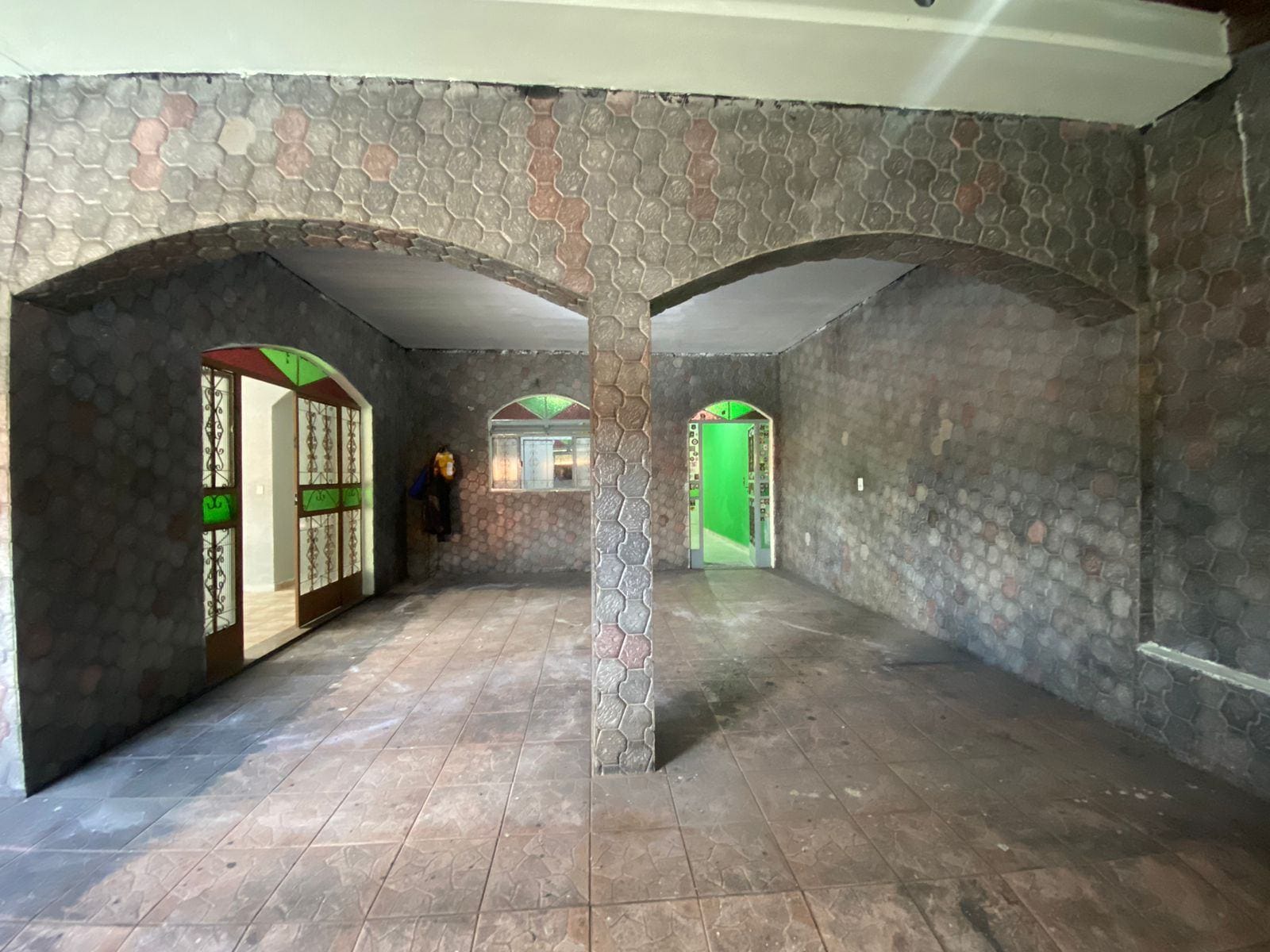 Casa à venda com 2 quartos, 360m² - Foto 2