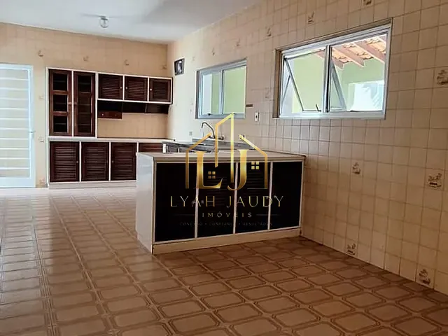 Casa com 460m² 5 quartos e 3 banheiros, à venda, no bairro Jardim Petrópolis em Cuiabá