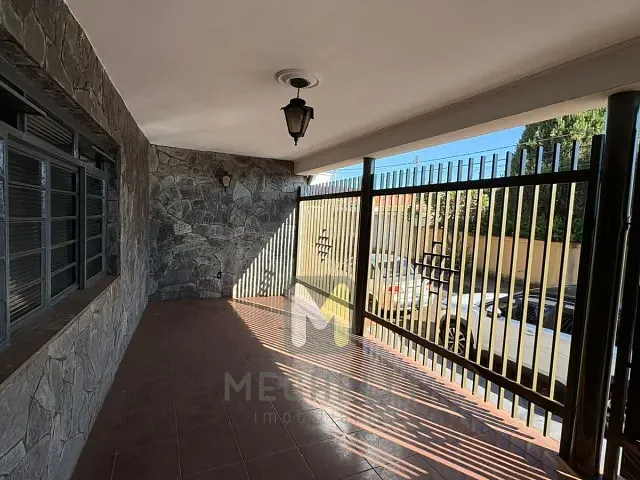 Casa com 250m² 3 quartos e 2 banheiros, para alugar, no bairro Centro em Serrana