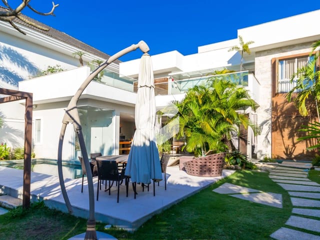 Casa com 600m² 5 quartos e 7 banheiros, à venda ou para alugar, no bairro Barra da Tijuca em Rio de Janeiro