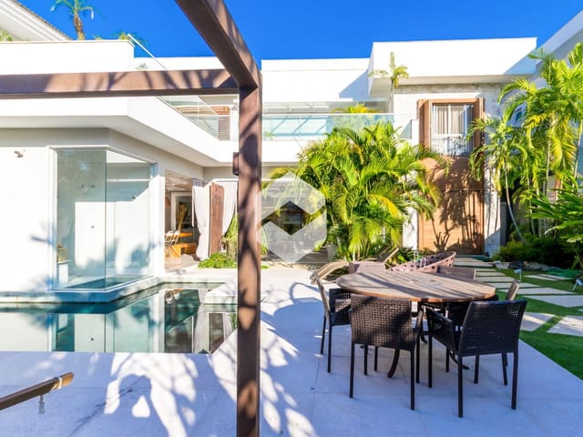 Casa com 600m² 5 quartos e 7 banheiros, à venda ou para alugar, no bairro Barra da Tijuca em Rio de Janeiro