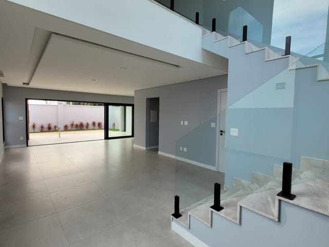 Casa com 300m² 4 quartos e 5 banheiros, à venda, no bairro Jardim Carvalho em Ponta Grossa