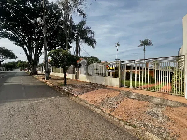 Casa com 1002m² 3 quartos e 2 banheiros, à venda, no bairro Centro em Rolândia