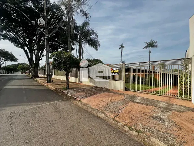 Casa com 1002m² 3 quartos e 2 banheiros, à venda, no bairro Centro em Rolândia