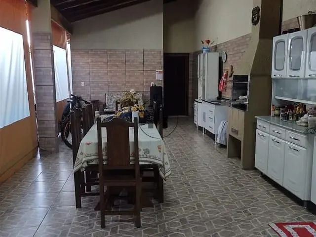 Casa com 300m² 2 quartos e 2 banheiros, à venda, no bairro Parque do Sol em Guaratinguetá