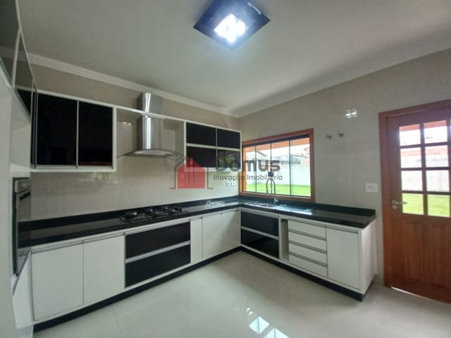 Casa com 300m², à venda, no bairro Bela Vista em Pindamonhangaba
