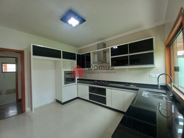 Casa com 300m², à venda, no bairro Bela Vista em Pindamonhangaba