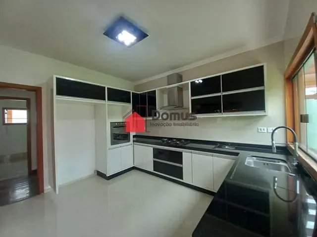 Casa com 300m², à venda, no bairro Bela Vista em Pindamonhangaba