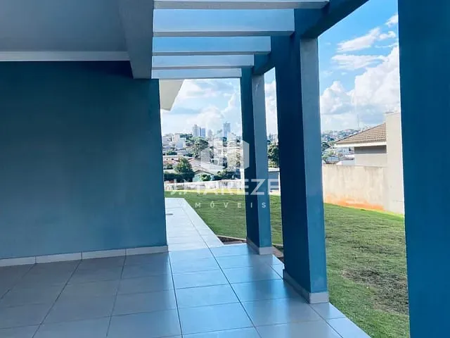 Casa com 520m² 3 quartos e 2 banheiros, à venda, no bairro Loteamento Santa Cândida em Apucarana