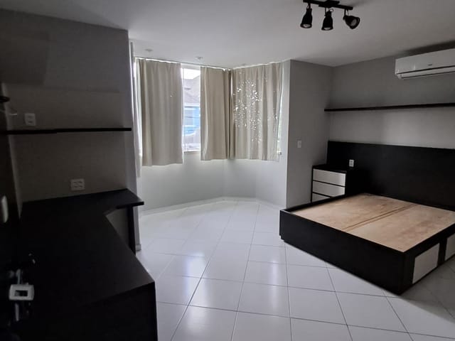 Casa 4 quartos e 7 banheiros, à venda, no bairro Vargem Pequena em Rio de Janeiro