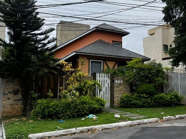 Casa com 450m² 4 quartos e 2 banheiros, à venda, no bairro Cancela Preta em Macaé