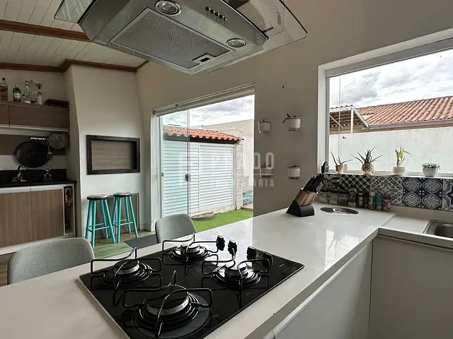 Casa 2 quartos e 2 banheiros, à venda, no bairro Três Vendas em Pelotas