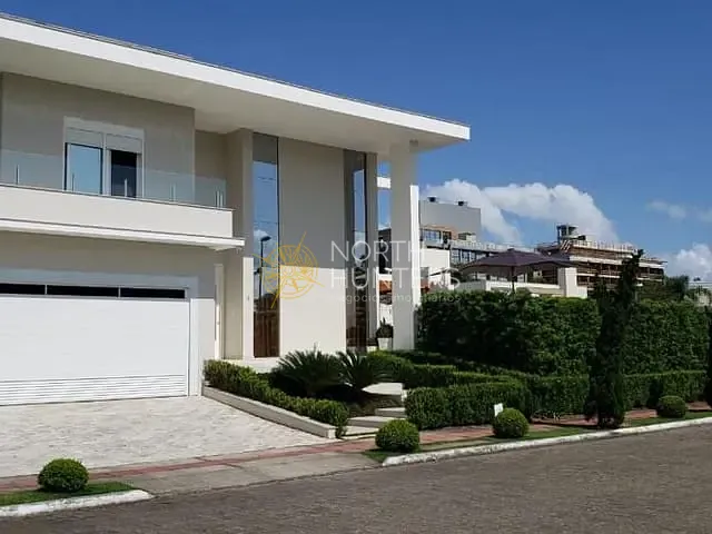 Casa com 645m² 5 quartos e 7 banheiros, à venda ou para alugar, no bairro Jurerê Internacional em Florianópolis