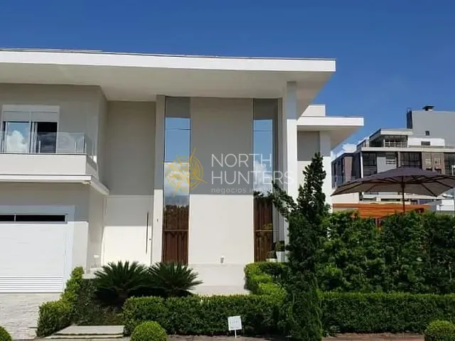 Casa com 645m² 5 quartos e 7 banheiros, à venda ou para alugar, no bairro Jurerê Internacional em Florianópolis