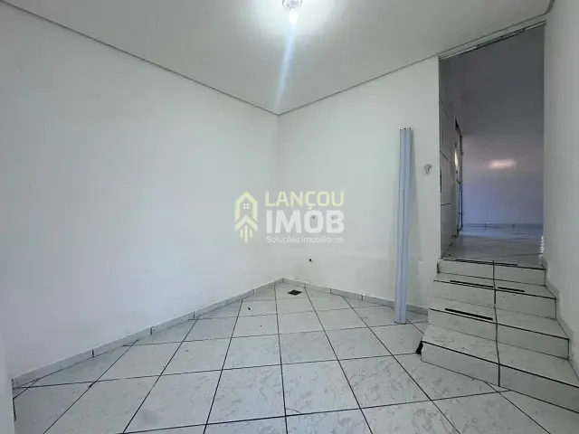 Casa 2 quartos e 2 banheiros, para alugar, no bairro Vila Vianelo em Jundiaí