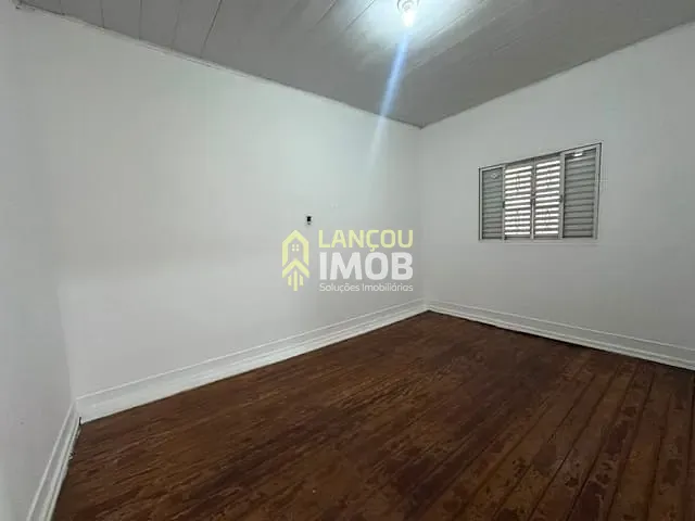 Casa 2 quartos e 2 banheiros, para alugar, no bairro Vila Vianelo em Jundiaí