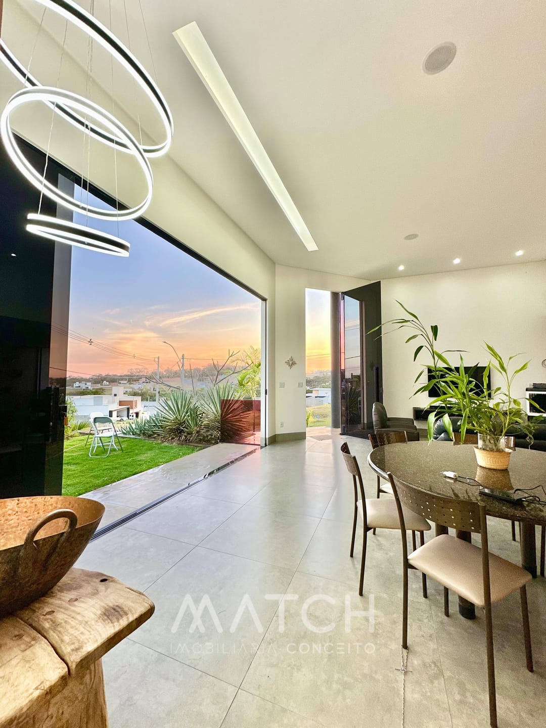 Casa térrea à venda, 3 suítes, 360m²Jardins Bolonha, Senador Canedo, GO