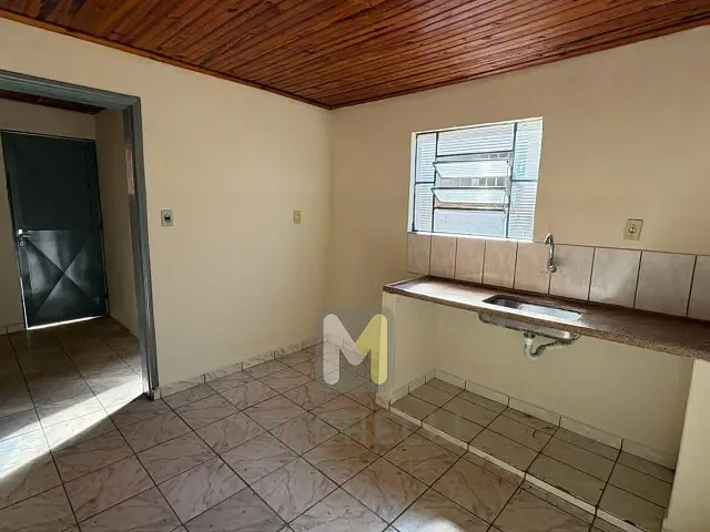 Casa com 100m² 2 quartos e 1 banheiro, para alugar, no bairro Centro em Serrana