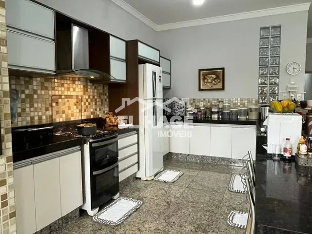 Casa com 400m² 4 quartos e 3 banheiros, à venda, no bairro Jardim Itália em Cuiabá