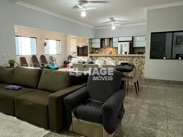 Casa com 400m² 4 quartos e 3 banheiros, à venda, no bairro Jardim Itália em Cuiabá