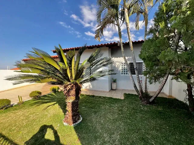 Casa com 348m² 4 quartos e 2 banheiros, à venda, no bairro Jardim Caviuna em Rolândia