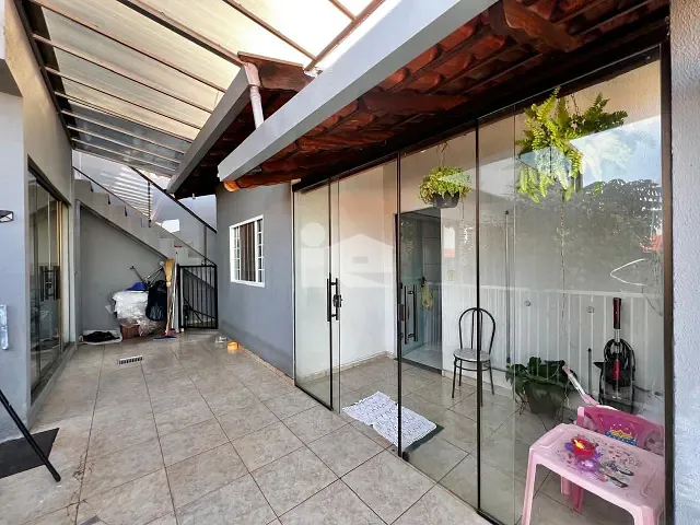 Casa com 348m² 4 quartos e 2 banheiros, à venda, no bairro Jardim Caviuna em Rolândia