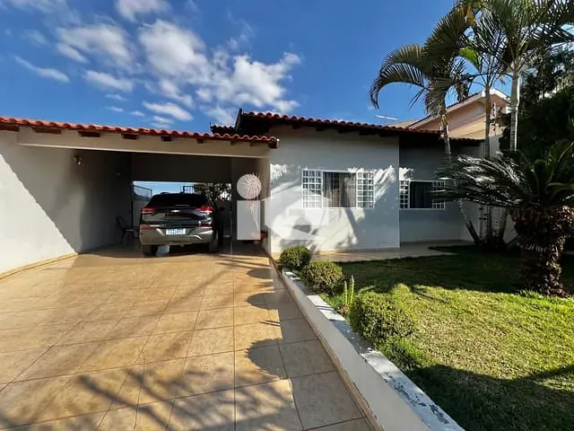 Casa com 348m² 4 quartos e 2 banheiros, à venda, no bairro Jardim Caviuna em Rolândia