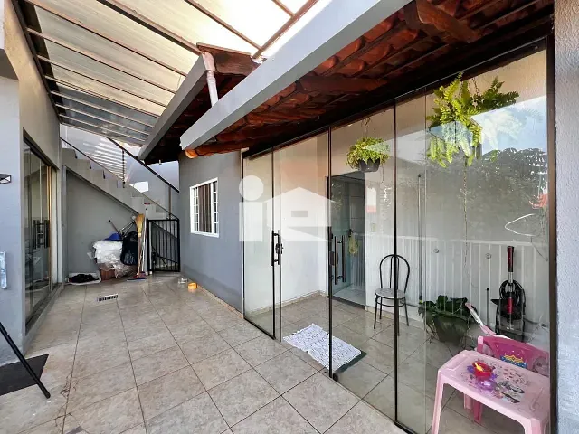 Casa com 348m² 4 quartos e 2 banheiros, à venda, no bairro Jardim Caviuna em Rolândia
