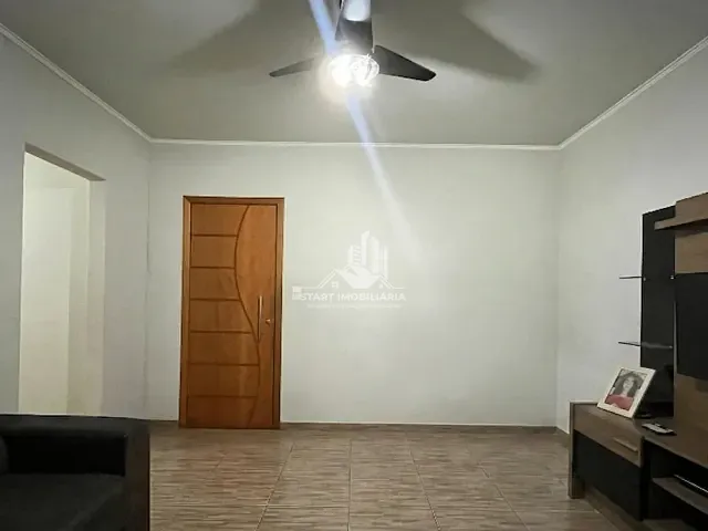 Casa com 250m² 3 quartos e 2 banheiros, à venda, no bairro Núcleo Habitacional Dona Leonor Mendes de Barros em Pederneiras