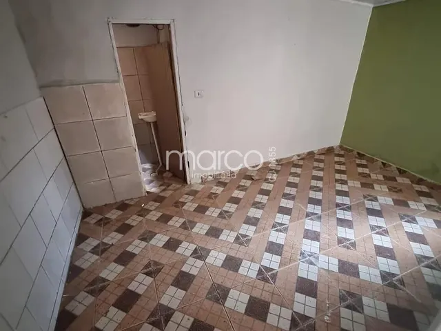 Casa 2 quartos e 1 banheiro, para alugar, no bairro Vila Santa Helena em Goiânia