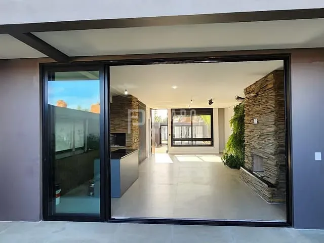 Casa 3 quartos e 4 banheiros, à venda, no bairro Laranjal em Pelotas