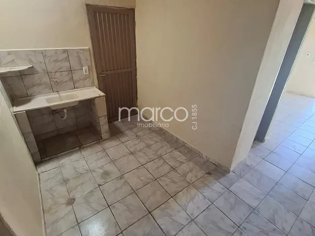 Casa 2 quartos e 1 banheiro, para alugar, no bairro Vila Santa Helena em Goiânia