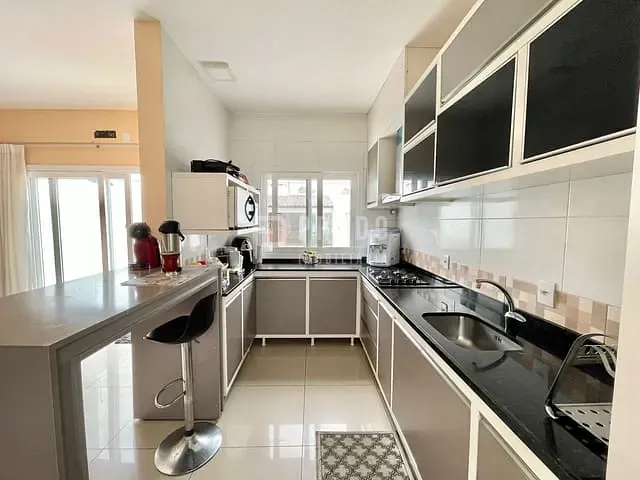 Casa 3 quartos e 4 banheiros, à venda, no bairro Laranjal em Pelotas