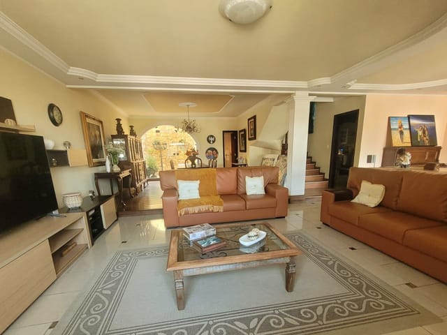 Casa com 588m² 4 quartos e 6 banheiros, à venda, no bairro Vila Valqueire em Rio de Janeiro