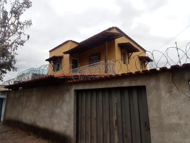 Casa 3 quartos e 1 banheiro, à venda, no bairro Planalto em Belo Horizonte