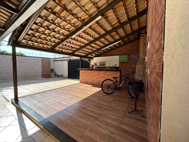 Casa com 350m² 3 quartos e 3 banheiros, à venda, no bairro Jardim Balneário Meia Ponte em Goiânia