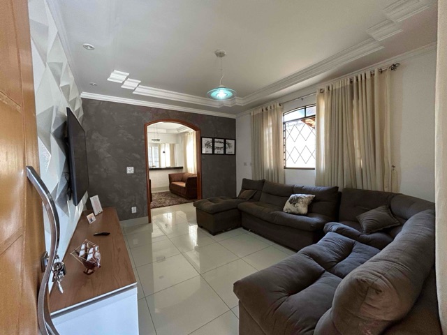 Casa com 350m² 3 quartos e 3 banheiros, à venda, no bairro Jardim Balneário Meia Ponte em Goiânia