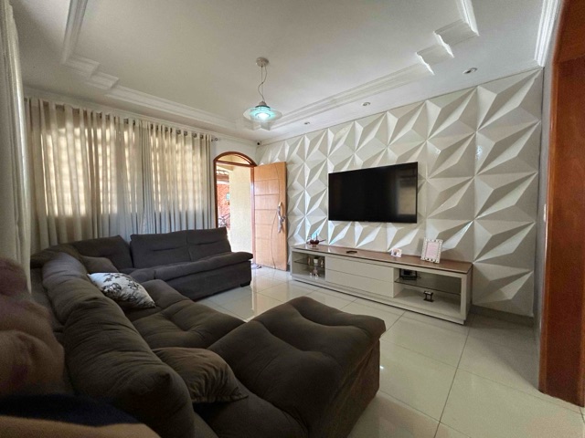 Casa com 350m² 3 quartos e 3 banheiros, à venda, no bairro Jardim Balneário Meia Ponte em Goiânia