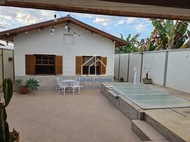 Casa com 300m² 3 quartos e 1 banheiro, à venda, no bairro Tabaú em Pindamonhangaba