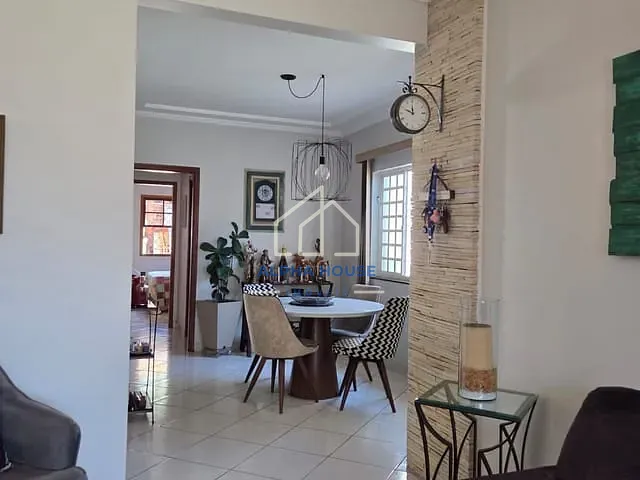 Casa com 300m² 3 quartos e 1 banheiro, à venda, no bairro Tabaú em Pindamonhangaba