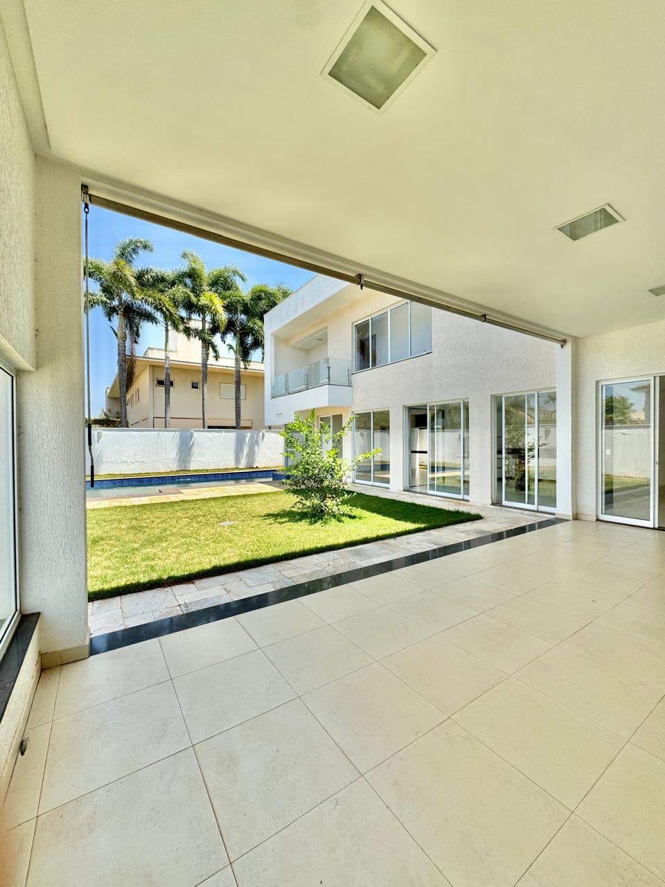 Sobrado à venda com 569m² de construção, 5 suítes, no Alphaville Cruzeiro do Sul Goiânia, GO