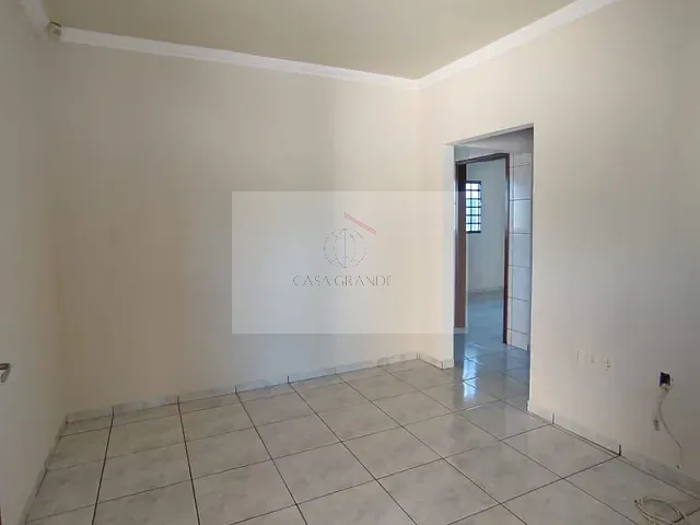 Casa 2 quartos e 1 banheiro, para alugar, no bairro Jardim Roland Garden em Rolândia