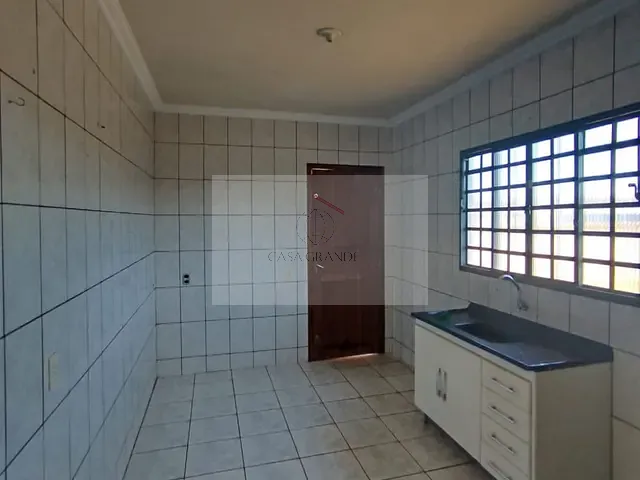 Casa 2 quartos e 1 banheiro, para alugar, no bairro Jardim Roland Garden em Rolândia