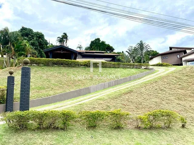 Casa com 1850m² 5 quartos e 5 banheiros, à venda, no bairro Condomínio Jardim das Palmeiras em Bragança Paulista