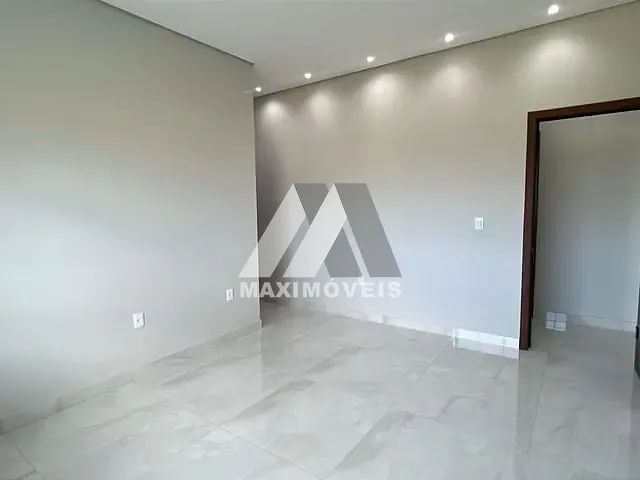 Casa 3 quartos e 2 banheiros, para alugar, no bairro São Mateus em Araçuaí